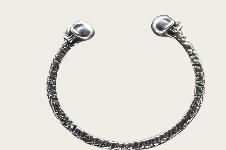 Zilveren armband 2 doodskoppen