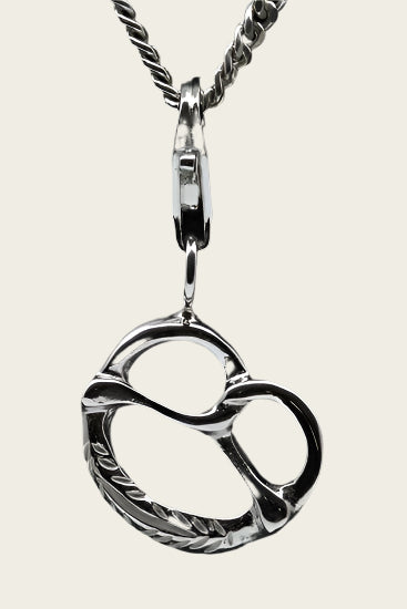 Zilveren Pretzel zoute krakeling hanger en/of bedel