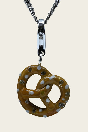 Zilveren Pretzel zoute krakeling bruin hanger en/of bedel
