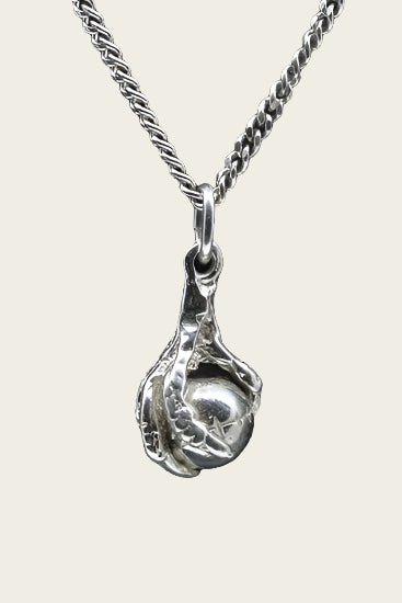 Zilveren Klauw met kaatsbal klein ketting hanger