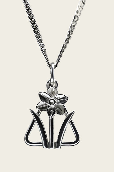 Zilveren Narcis in driehoek ketting hanger 1241953666_e7cd4d2e-352a-47d3-942d-b37893fc182c