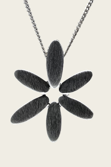 Zilveren Bloem open mat ketting hanger