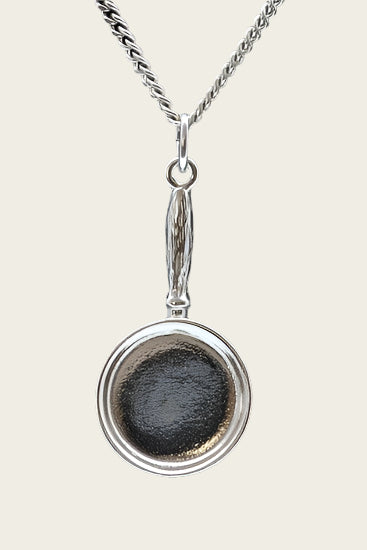 Zilveren Koekenpan ketting hanger