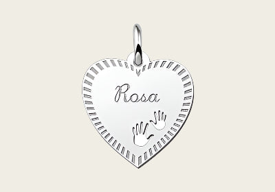 Zilveren graveerplaatje Hart met handjes en rand ketting hanger