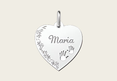 Zilveren graveerplaatje Hart met handjes en bloemenrand ketting hanger