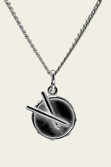 Zilveren Trommel ketting hanger - met stokken