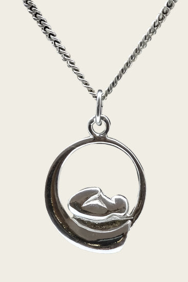 Zilveren Baby in buik ketting hanger