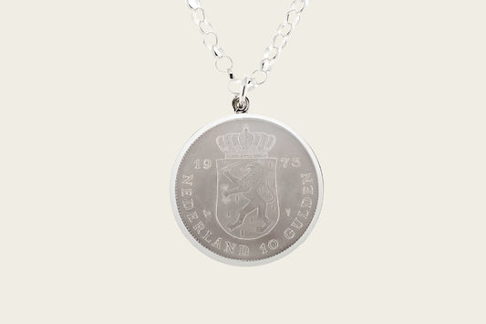Zilveren 10 Gulden jubileum munt in zilveren rand ketting hanger
