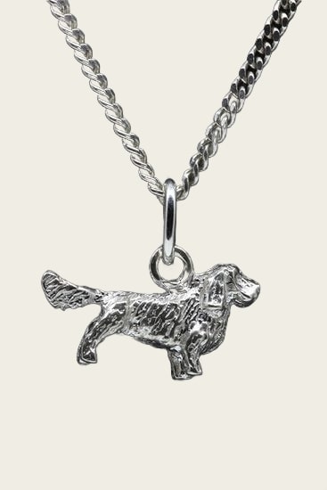 Zilveren Sussex spaniel met staart ketting hanger - klein