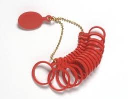 Pas ringen kunststof rood maat 15 - 22 mm. voor smalle ringen