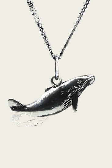 Tinnen Blauwe walvis met jong ketting hanger