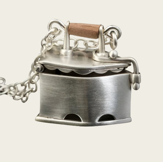 Zilveren Antieke kolen Strijkbout Strijkijzer met jasseron ketting 54 cm kettinghanger