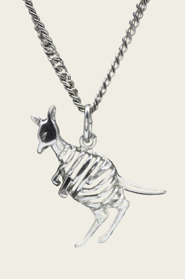Zilveren Kangoeroe opengewerkt ketting hanger