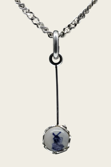 Zilveren Staaf met bol molen Delftsblauw ketting hanger