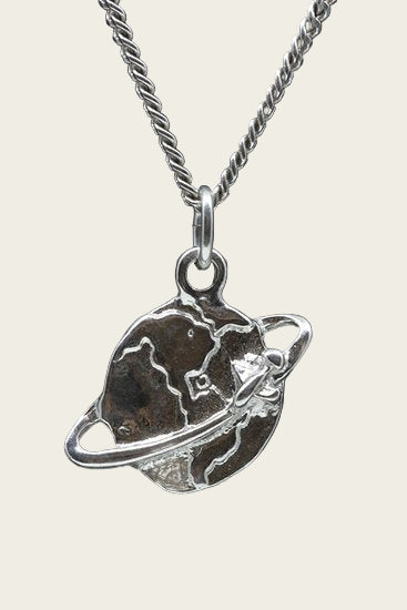 Zilveren De wereld rond met vliegtuig ketting hanger