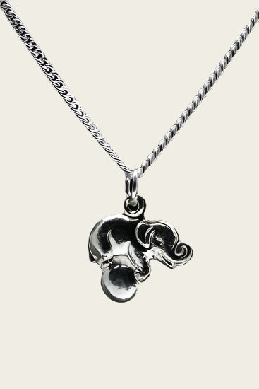 Zilveren Olifant ketting hanger - op bal
