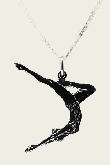 Zilveren Kunstzwemster ketting hanger