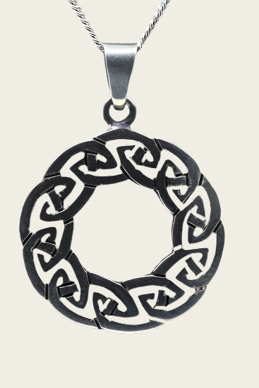 Zilveren Keltische knoop in krans ketting hanger