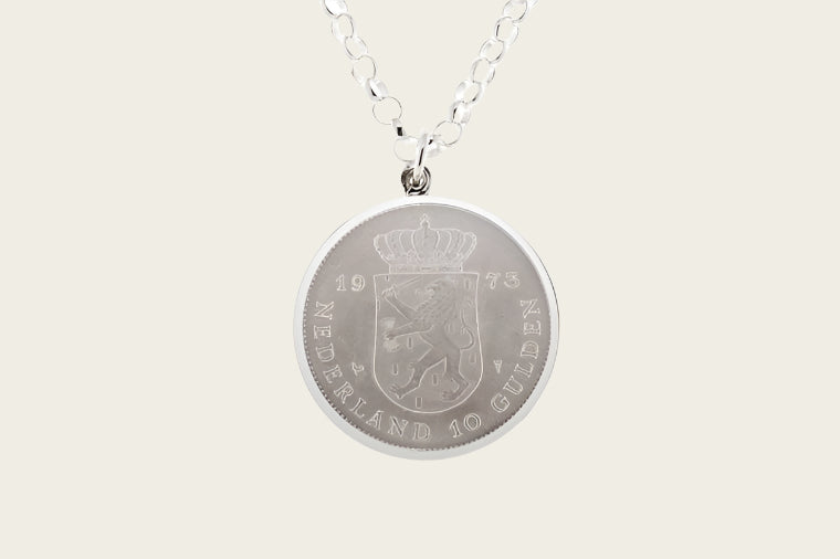 Zilveren 10 Gulden jubileum munt in zilveren rand ketting hanger