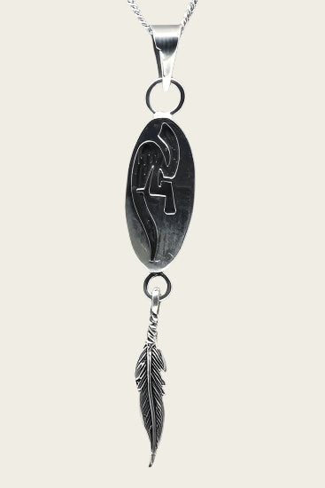 Zilveren Indiaan Kokopelli met veer hopi style ketting hanger