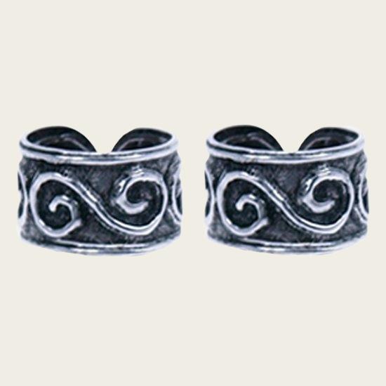 Silver round worked with wave ear clip