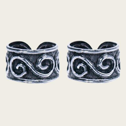 Silver round worked with wave ear clip