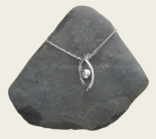 Ashanger met ketting Het Oog verzilverd