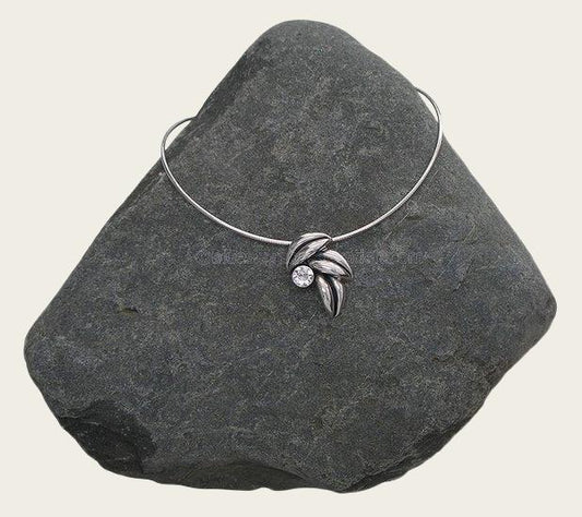 Ashanger met ketting Bladtrio met swarovski kristal verzilverd