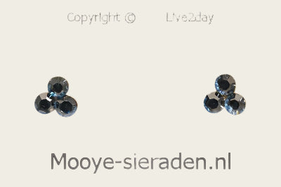 Zilveren Oorstekers Klaver met licht blauw geslepen steen