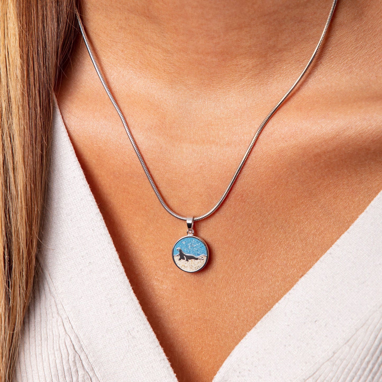 Zilveren hanger Zeehond aan zee met echt zand KHZ-5762-3